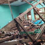 Kondisi kelas 1 SDN Randuwatang, Kecamatan Kudu, Kabupaten Jombang setelah atapnya roboh. foto: ROMZA/ BANGSAONLINE