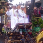 Bupati Sambari dan Wabup Qosim ketika mengikuti kirab budaya. foto: SYUHUD/ BANGSAONLINE