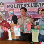 Kapolres Tuban menunjukkan pelaku dan barang bukti. foto: GUNAWAN WIHANDONO/ BANGSAONLINE