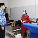 Plt. Wali Kota Pasuruan Raharto Teno Prasetyo, S.T. saat meninjau pelaksanaan donor darah.