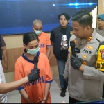 Kapolres Kediri AKBP Bimo Ariyanto menginterogasi ibu korban saat rilis pers di mapolres. Foto: MUJI HARJITA/ BANGSAONLINE