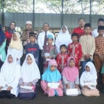 Kepala DLH Husnul Chotimah berfoto bersama anak yatim piatu. 