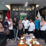 Wali Kota Batu Nurochman foto bersama perwakilan dari Rumah Inklusi Kota Batu