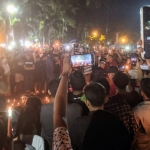 Ribuan Suporter Madura United bersama perwakilan Aremania dan Bonek berkumpul di Monumen Arek Lancor untuk mengenang tragedi di Stadion Kanjuruhan Malang. Foto: DIMAS/ BANGSAONLINE