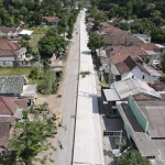 Pengerjaan proyek jalan Gedangsewu Plosoklaten dengan konstruksi rigid pavement saat ini telah mencapai 44 persen. foto: ist.