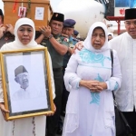 Gubernur Jawa Timur Khofifah Indar Parawansa bersama Kapolda Jatim Irjen Luki Hermawan, dan Pangdam V/Brawijaya Mayjend TNI Wisnoe Prasetja Boedi menyambut kedatangan jenazah KH. Sholahudin Wahid atau yang akrab disapa Gus Sholah, di Bandara Internasional Juanda, Sidoarjo, Senin, (3/2). foto: ist