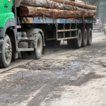 Tampak kendaraan berat melintas di Jalan Harun Thohir. foto: SYUHUD/ BANGSAONLINE