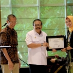 Gubernur Jawa Timur Soekarwo Menyerahkan Penghargaan UKM Naik Kelas Kepada 12 Orang. 