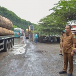 Wabup Gresik Asluchul Alif saat meninjau kerusakan Jalan Kapten Darmo Sugondo. Foto: Ist.