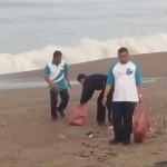 Kegiatan aksi pungut sampah di Pantai Pancer Door Pacitan.
