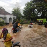 Ruas jalan di Pasuruan yang kebanjiran.