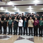 Wakil Wali Kota Malang Sofyan Edi Jarwoko bersama pejabat lainnya saat pengukuhan serta DPC Hipakad Malang Raya di ruang PPI Unmer Malang, Minggu (23/02). foto: IWAN IRAWAN/ BANGSAONLINE