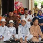 Wabup Moh. Qosim saat bersama anak yatim piatu di rumdis. foto: SYUHUD/ BANGSAONLINE