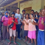 Sekretaris DPC PDIP Kabupaten Jember, Bambang Wahjoe, saat bersama masyarakat.