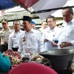 Rombongan Forpimda dipimpin Wali Kota Mojokerto saat memantau harga komoditi. foto: YUDI EP/ BANGSAONLINE