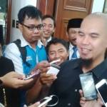Ahmad Dhani saat memberikan perihal dirinya yang diisukan maju dalam pilwali Surabaya. (foto: rochmatun nisa/BANGSAONLINE)