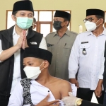 Wakil Gubernyr Jawa Timur, Emil Dardak, saat meninjau vaksinasi massal yang diadakan Bank Jatim di STAI Hasan Jufri, Sangkapura, Bawean Kabupaten Gresik. Foto : Ist
