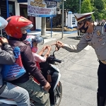 Razia sekaligus sosialisasi Jatim Bermasker oleh petugas Satlantas Polres Ngawi.