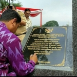 Wali Kota Kediri saat menandatangani prasasti persemian Jembatan Brawijaya. Foto: ARIF KURNIAWAN/BANGSAONLINE
