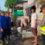 Petugas melakukan pendataan.