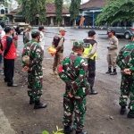 Petugas gabungan di check point Durenan saat apel.