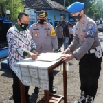 Petugas Polres Probolinggo Kota saat kampanye Jatim Bermasker.