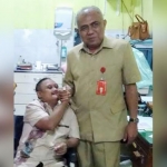 Plt. Kepala Dinas Kesehatan dr. Farid Anwar bersama salah satu pasien.