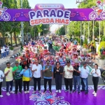 Peserta sepeda hias dan anggota Forkompinda Kota Kediri sebelum diberangkatkan. (Ist)