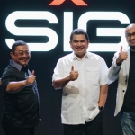 Direktur Utama SIG, Hendi Prio Santoso (kedua dari kanan), Direktur Pemasaran & Supply Chain SIG, Adi Munandir (paling kanan), Direktur Strategi Bisnis & Pengembangan Usaha SIG, Fadjar Judisiawan (kedua dari kiri), Direktur Keuangan SIG, Doddy Sulasmono (paling kiri) usai memperkenalkan logo baru di Jakarta (11/2).
