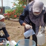 Tim DLH Kabupaten Kediri saat mengambil sampel air sumur warga Ploso Lor. Foto: Ist
