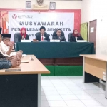 Bawaslu Bojonegoro saat sidang terbuka soal gugatan yang dilayangkan tim pemenangan pasangan calon bupati-wakil bupati dari jalur independen, Nurul Azizah-Nafik Sahal Mahfudz.
