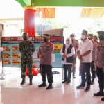 Panglima TNI Marsekal TNI Hadi Tjahjanto bersama Kapolri Jenderal Listyo Sigit Prabowo meninjau posko PPKM darurat di Desa Sawotratap, Gedangan, Sidoarjo, Jumat (9/7/2021). (foto: ist)