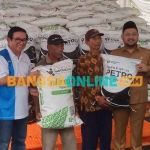 Bupati Gresik, Fandi Akhmad Yani, dan Direktur Utama Petrokimia Gresik, Dwi Satriyo Annurogo, saat penyerahan pupuk kepada petani. Foto: SYUHUD/BANGSAONLINE