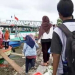 Pelabuhan Tanglok tempat pedagang berjualan pasir.