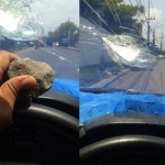 Kondisi kaca mobil yang menjadi korban pelemparan batu tampak pecah.