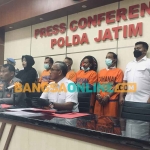 Para penyebar hoax saat dieskpose dalam konferensi pers di Polda Jatim. Foto: RUSMIYANTO/BANGSAONLINE