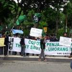 Aktivis HMI Gresik saat gelar demo di gedung DPRD Gresik.foto: syuhud/ BANGSAONLINE