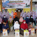 Ikatan Istri Karyawan PT. Trans Pasific Petrochemichal Indotama (IIK TPPI) kembali menyantuni anak yatim dan membagikan paket sembako kepada duafa di Kabupaten Tuban khususnya di sekitar Kilang TPPI, Selasa (26/4/2022).