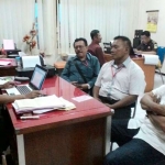 Tersangka Sunarto (tengah) dengan didampingi dua penasehat hukum, sesaat menjalani pemeriksaan sebelum dijebloskan ke Rutan Medaeng.