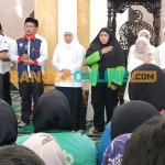 Gubernur Khofifah ketika melebur bersama ratusan pengemudi ojol se-Jatim dalam gelaran Tahlil Kubro untuk almarhum Affan Kurniawan. Foto: DEVI FITRI AFRIYANTI/BANGSAONLINE