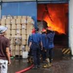 Petugas saat berusaha melakukan pemadaman di lokasi kebakaran. foto: catur andy erlambang/ BANGSAONLINE