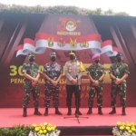 Kapolda Jawa Timur Irjen Pol Nico Afinta (tengah) saat gelar bakti sosial di Tugu Pahlawan, Surabaya, Senin (7/3/2022).
