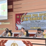 Kapolres Lamongan AKBP Harun saat menyampaikan arahan kepada jajarannya. (foto: ist)