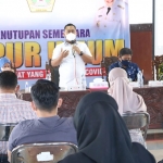 Bupati Gus Yani bersama Kepala Diskoperindag dan UMKM, Agus Budiono saat berdialog dengan pelaku UMKM. foto: SYUHUD/ BANGSAONLINE