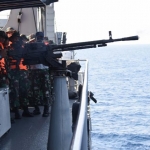 KRI Teluk Banten melaksanakan latihan penembakan dengan menggunakan seluruh meriam yang berada di kapal dengan sasaran killer tomato.