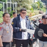  Kapolres Gresik AKBP Ramadhan  Nasution bersama Kasat Reskrim AKP Arya Widjaya menyerahkan motor kepada korban. foto: ist.