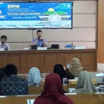 Anggota Fraksi Partai Demokrat DPRD Jawa Timur, Renville Antonio memberikan pelatihan legislatif di Politeknik Perkapalan Negeri Surabaya (PPNS), Kamis (11/5). foto: M DIDI ROSADI/ BANGSAONLINE