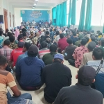 Ribuan Relawan Langit Biru saat bersilatirahum dengan KH Asep Saifuddin Chalim, Pengasuh Ponpes Amantul Ummah, Pacet, Mojokerto.