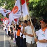 Para kader PKS Kabupaten Kediri saat mengibarkan bendera merah-putih dan bendera partai. Foto: Ist