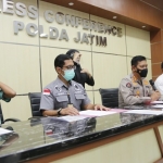 Kabid Humas Polda Jatim Kombes Pol Gatot Repli Handoko saat merilis pelaku dugaan ujaran kebencian lewat medsos (kiri).